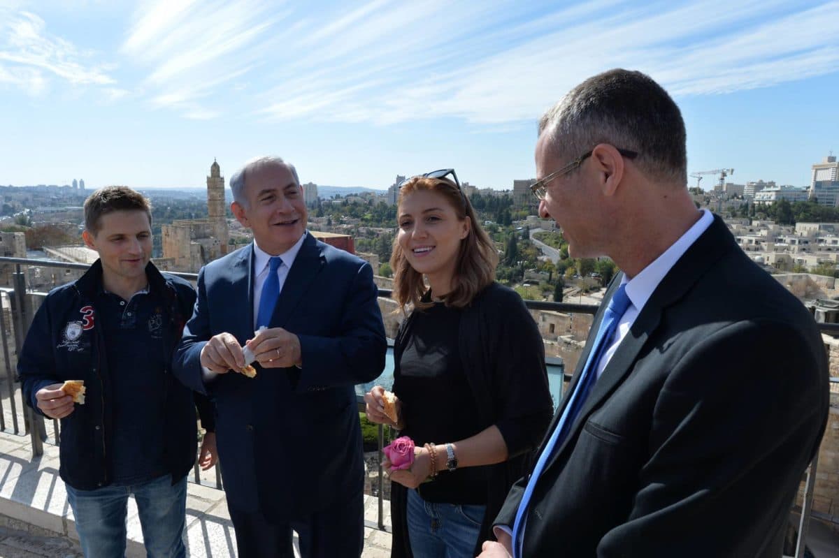 Romanian is Israel’s three millionth tourist this year, gets tour from PM Netanyahu