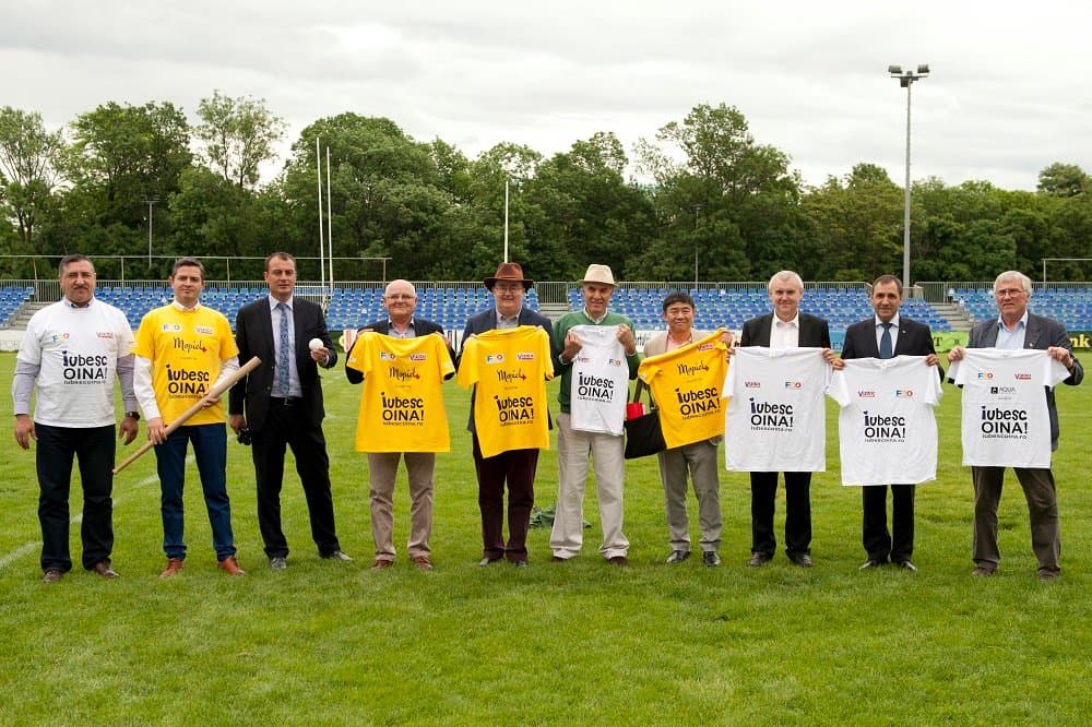 British ambassador goes for a game of Romanian sport oina