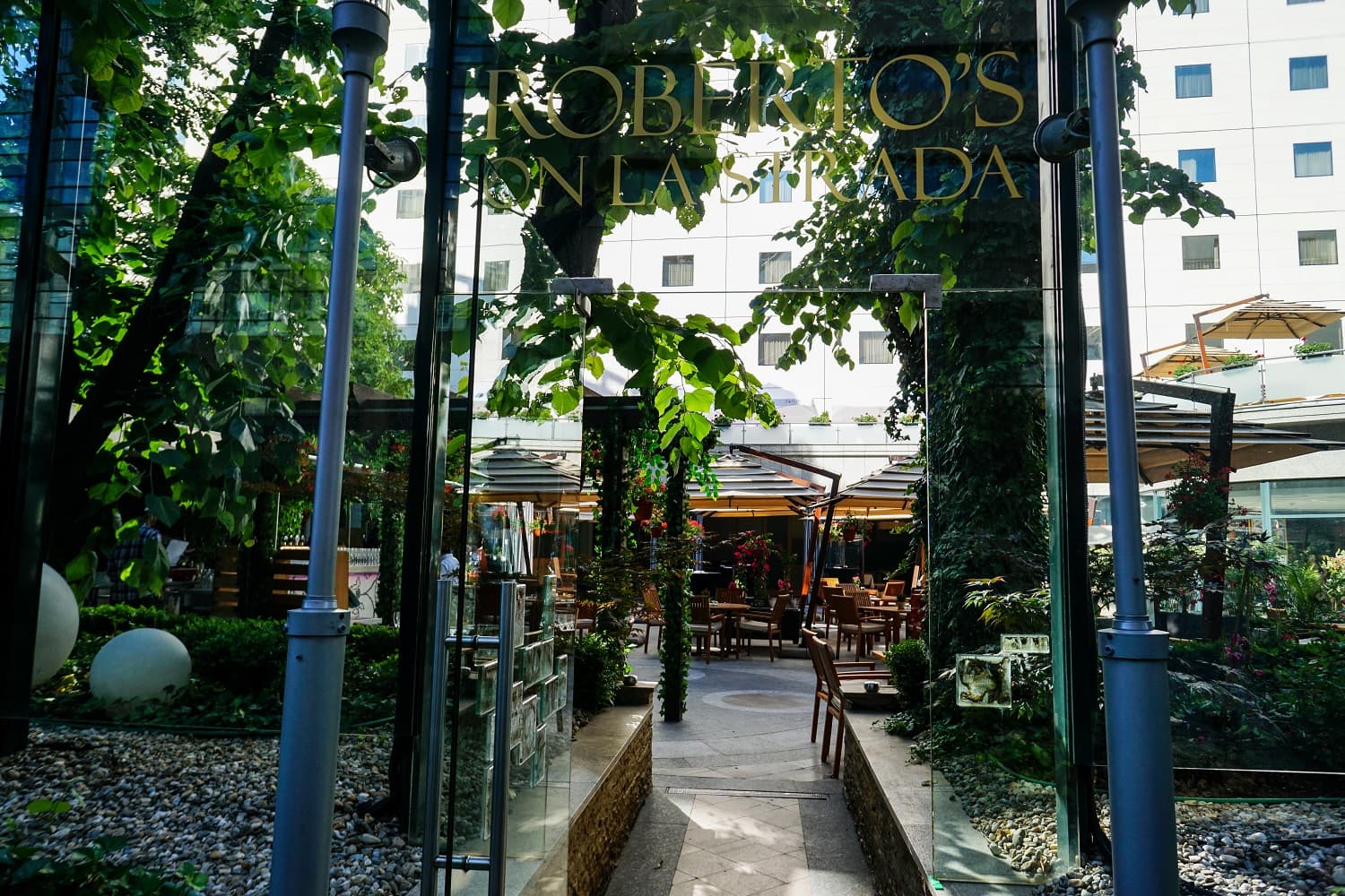 (P) Refresh your summer days on Roberto’s on La Strada Terrace at Athénée Palace Hilton