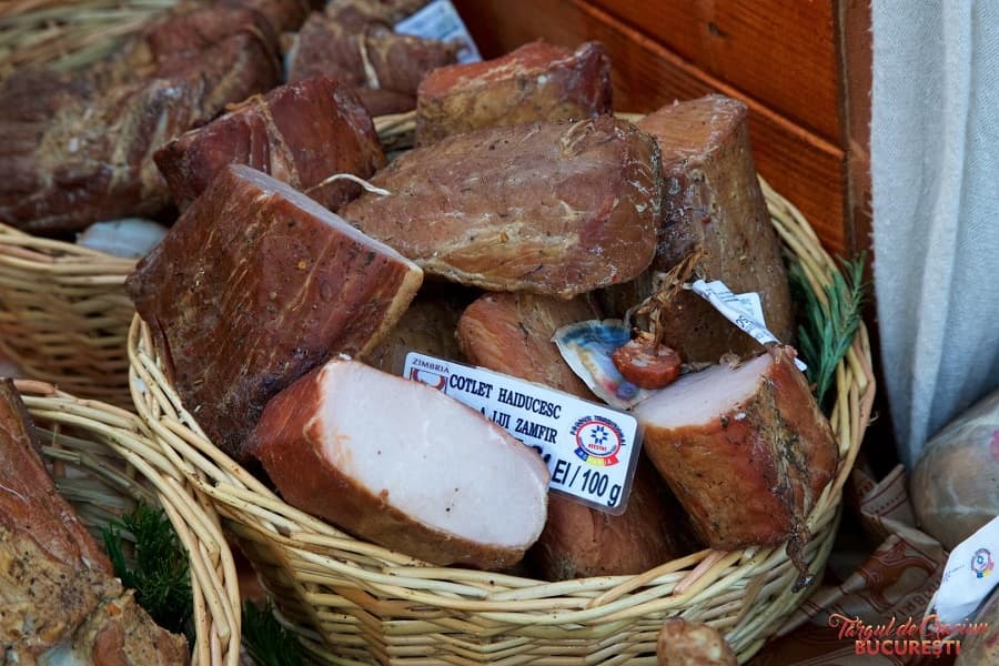 How much do Romanians spend on food for Christmas?