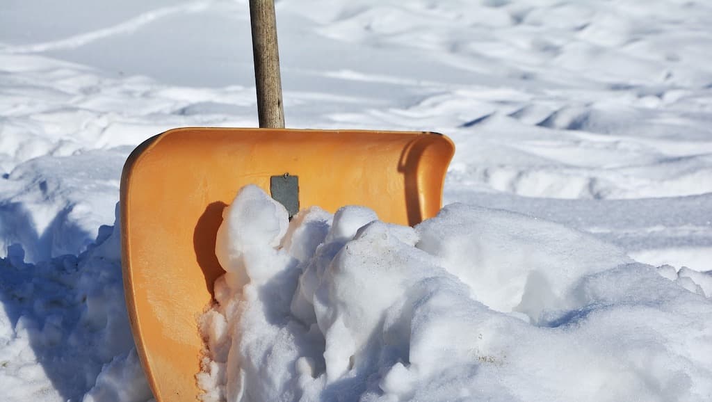 Romanian calls emergency number and asks for help to clear driveway of snow