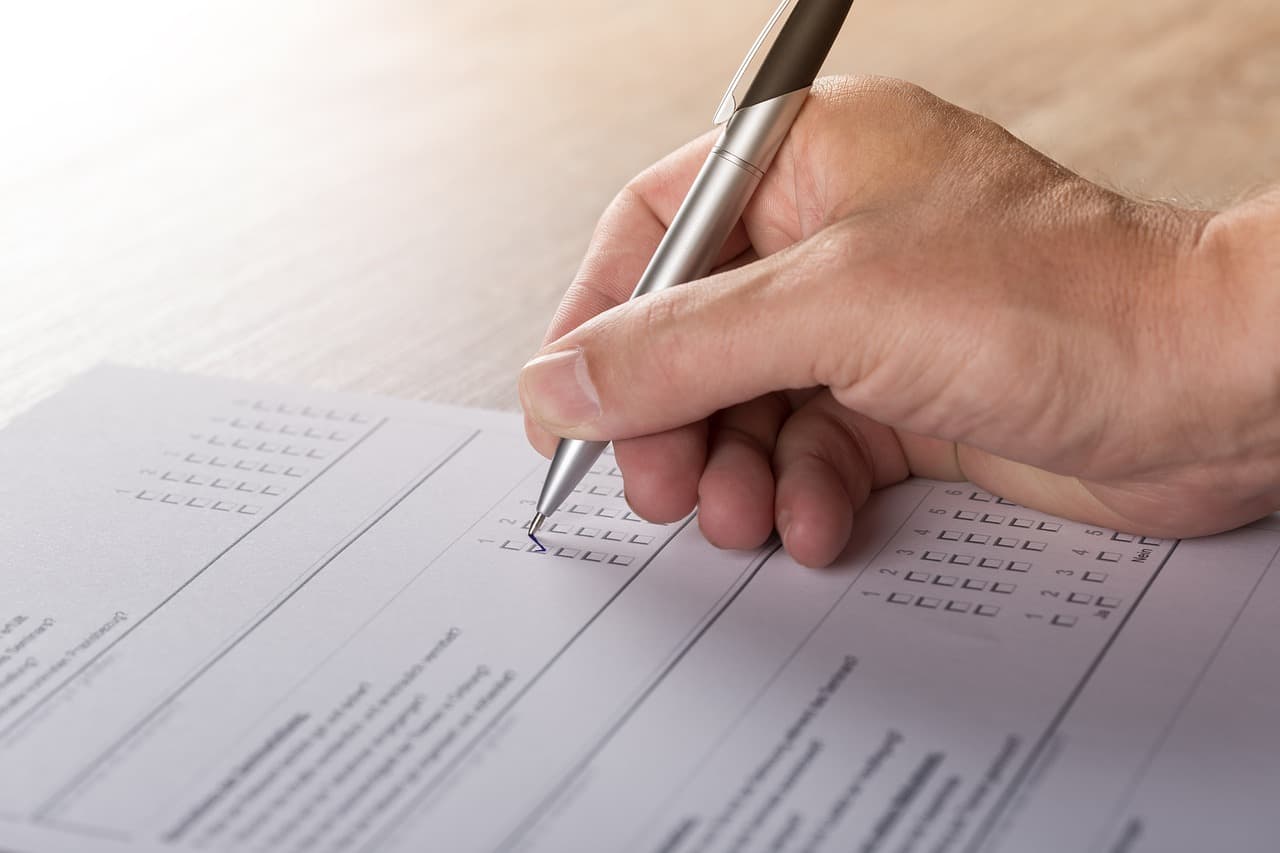 Survey: Most Romanians trust the Army and are not interested in politics