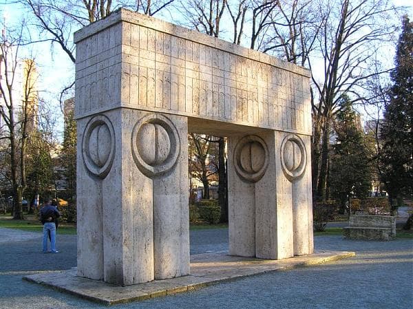 No more marriage ceremonies at Brancusi’s Gate of the Kiss in Romania?