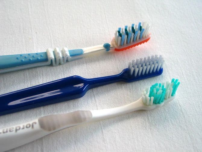Media: Romanians in rural areas change toothbrush once every 10 years