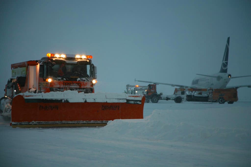 Three airlines cancel flights from Bucharest Airport due to bad weather