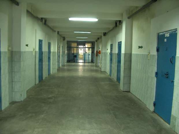 Solutions to prison overcrowding in Romania: Electronic monitoring, more places in prisons