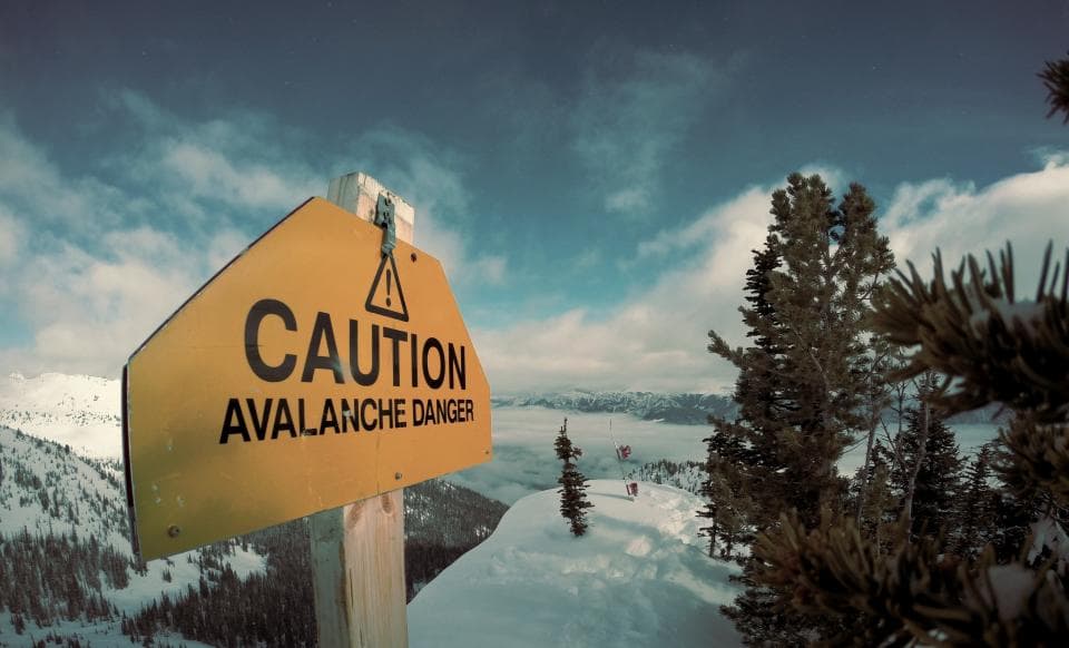 How many people die in avalanches in Romania?