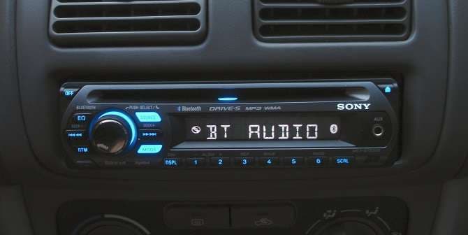 How many Romanians listen to the radio and which are their favorite stations?