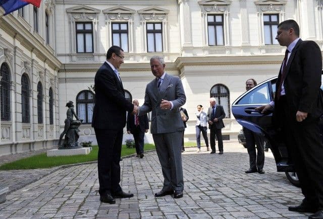 Prince Charles chats about green schemes with Romania's PM, Environment Minister during museum visit