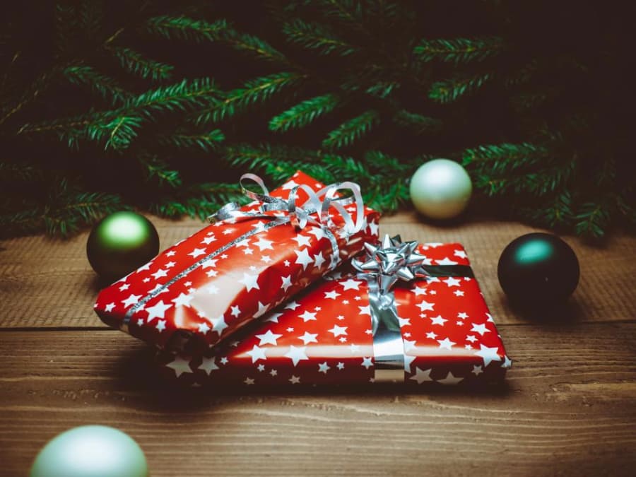 Romanians prefer mobile phones, cars and jewelry to spiritual gifts for Christmas