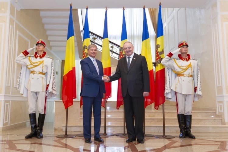Moldovan President decorates Romanian PM with Moldova’s highest order