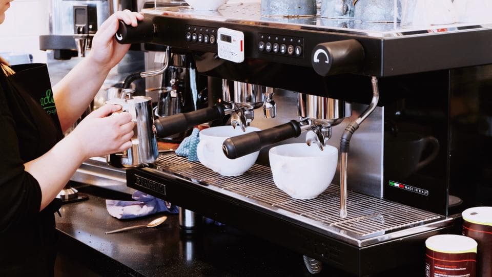 Romanians spend EUR 1.2 bln in bars and cafes