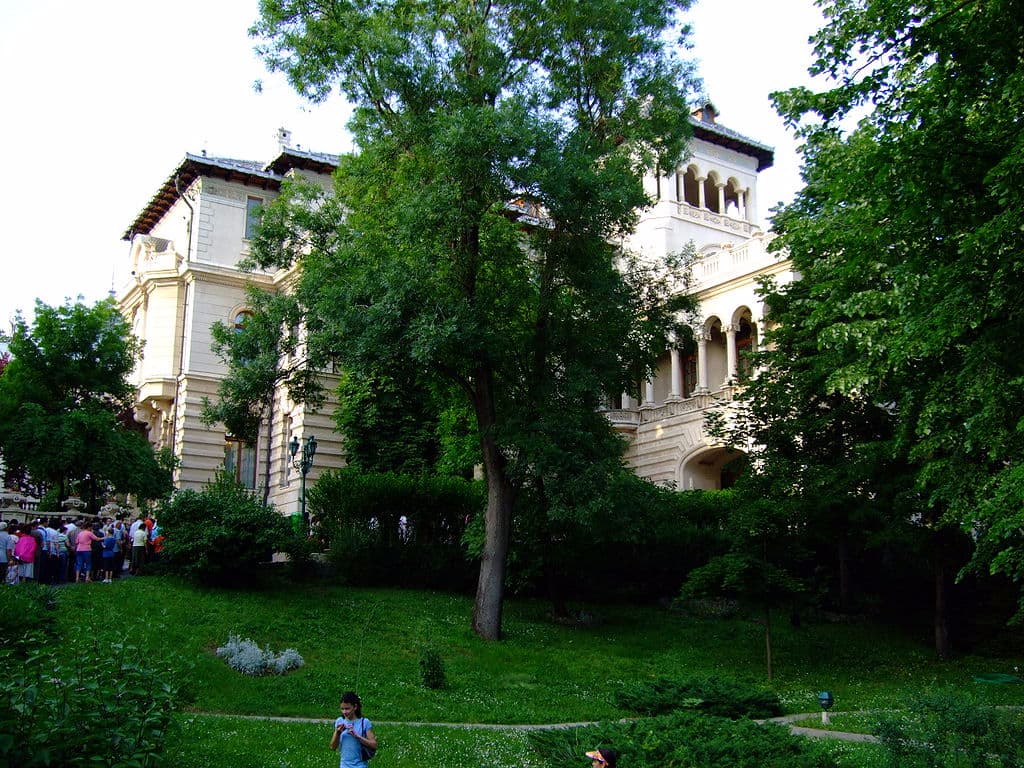 Romanian President’s official residence turns pink for fight against breast cancer