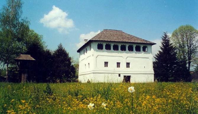 Discover Romania: The fortified mansions in Maldaresti