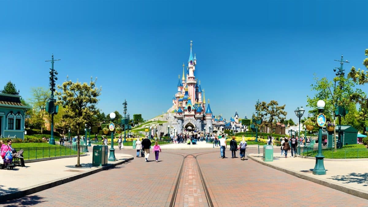 Roma pickpockets from Romania stole EUR 1 mln from Disneyland Paris tourists