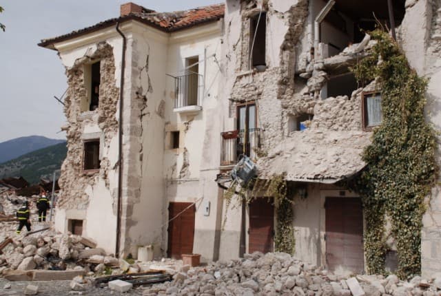 Romanian PM goes to Italy. Govt. sets state aid for Romanians affected by earthquake