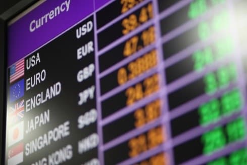 Romanian currency falls against the EUR and the USD