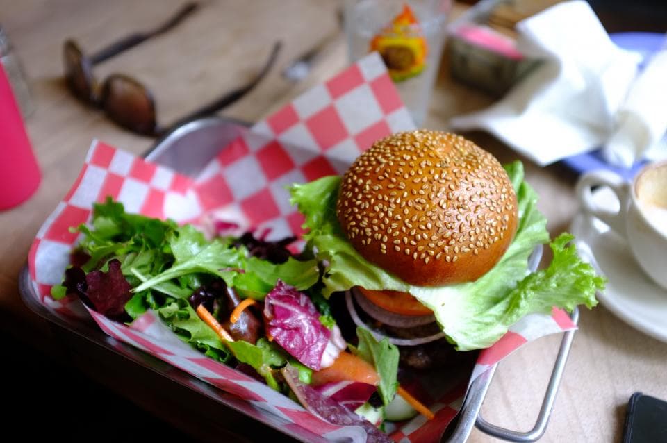 Almost a third of Romanians, unhappy with fast food restaurant services