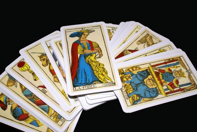 Two gypsy fortune tellers sentenced to probation for blackmail in Romania