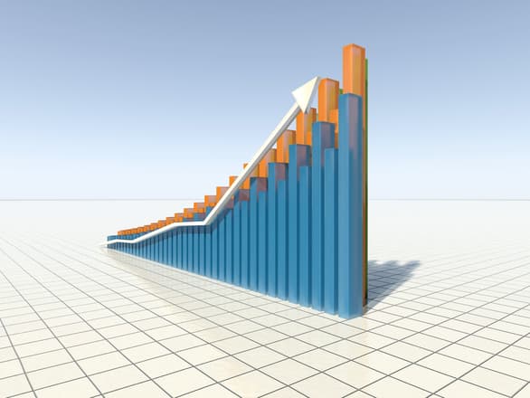 What are the analysts' estimates for Romania's economic growth in 2014?