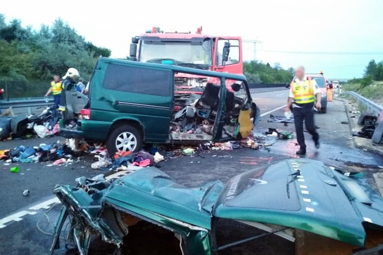 Nine Romanians dead after minibus crash in Hungary, driver was live on Facebook