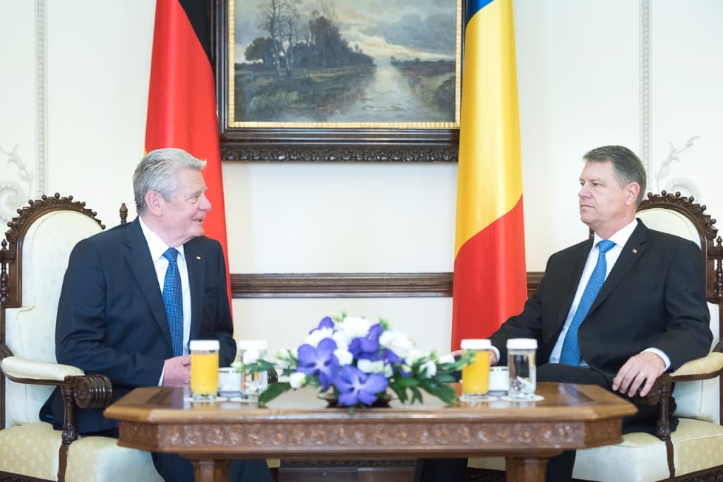 Romanian President decorates German counterpart Joachim Gauck