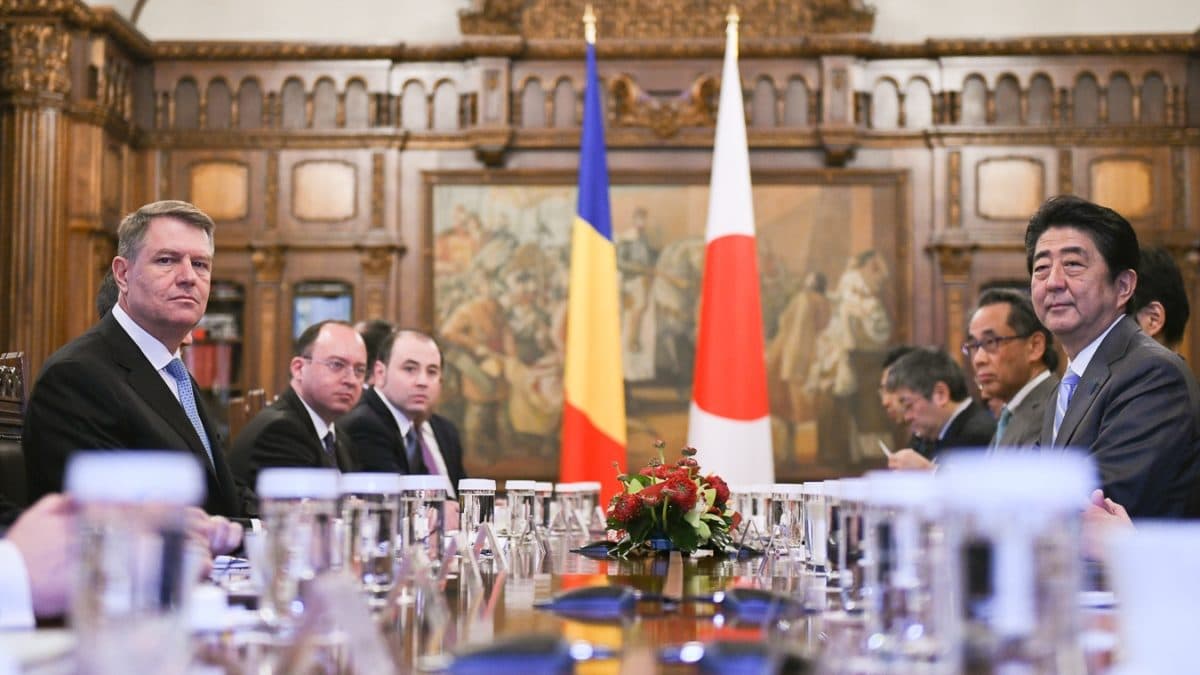 Romanians apologize to Japanese PM on Facebook after visit to Bucharest