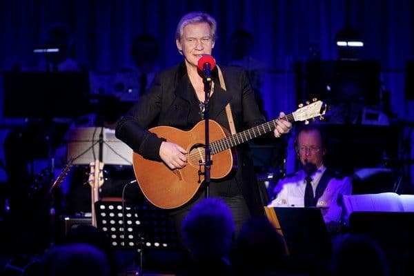 “Mister Eurovision” Johnny Logan to play in Romania this November