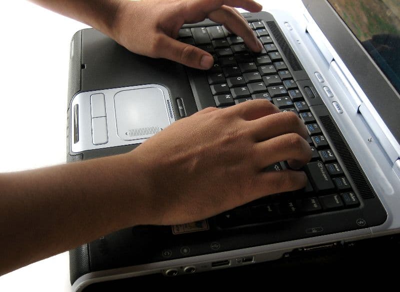 The 18 hours they spend online every week place Romanians second in Europe, study finds