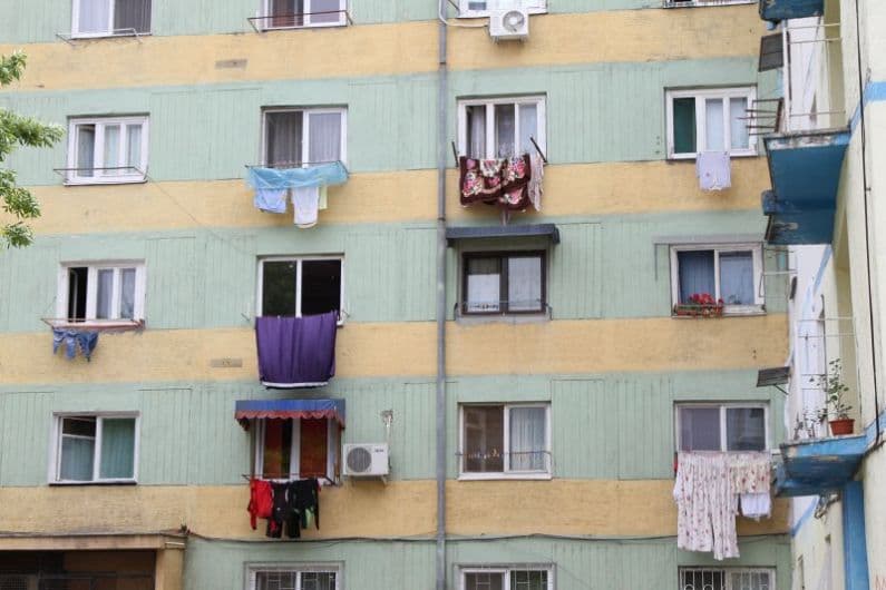 Romanian city establishes fines for drying laundry on balconies