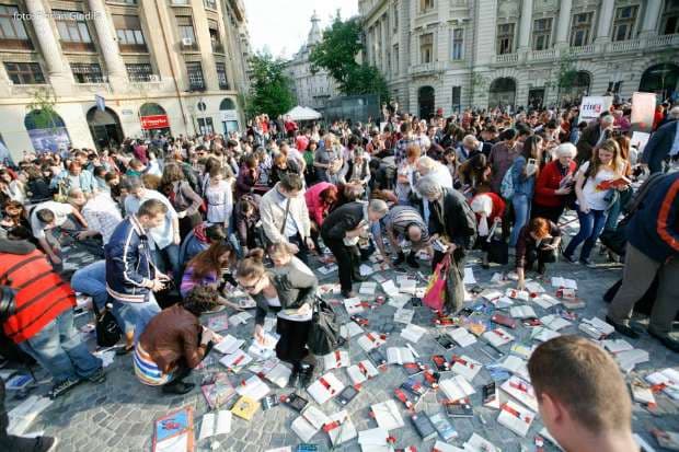 Thousands gathered downtown Bucharest to pick up free books on World Book Day, some went home with bags full