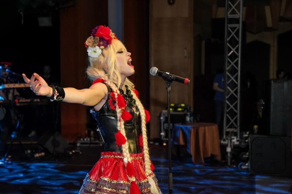 Romanian singer holds charity concert in New York next week