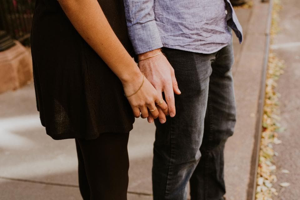 Online survey: One in two Romanians had a love affair at work