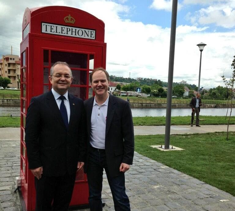 British embassy, NGOs donate British telephone booth to Cluj-Napoca municipality in Romania