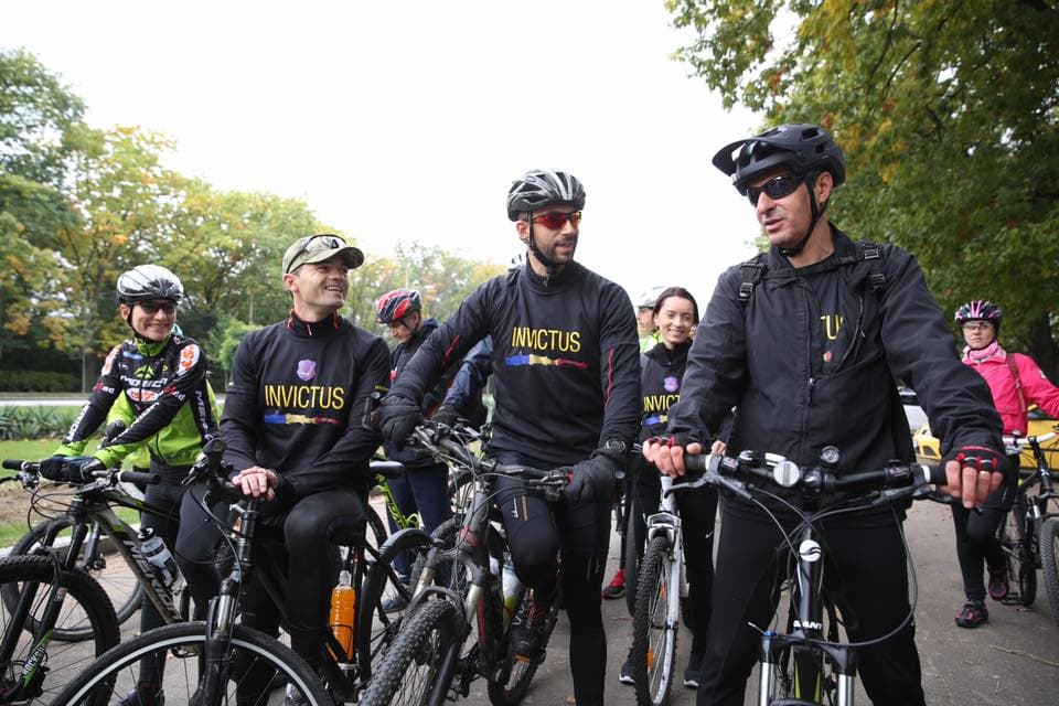 Defense minister cycles 56km to support Romania’s participation at the Invictus Games