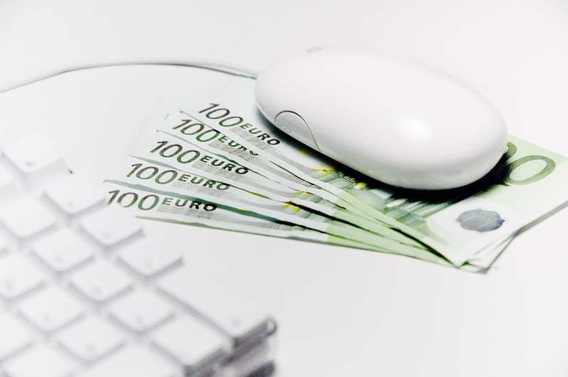 How much do Romanians spend on online shopping?