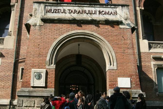 Peasant Antiques Fair brings more than 40 collectors to Bucharest museum this weekend