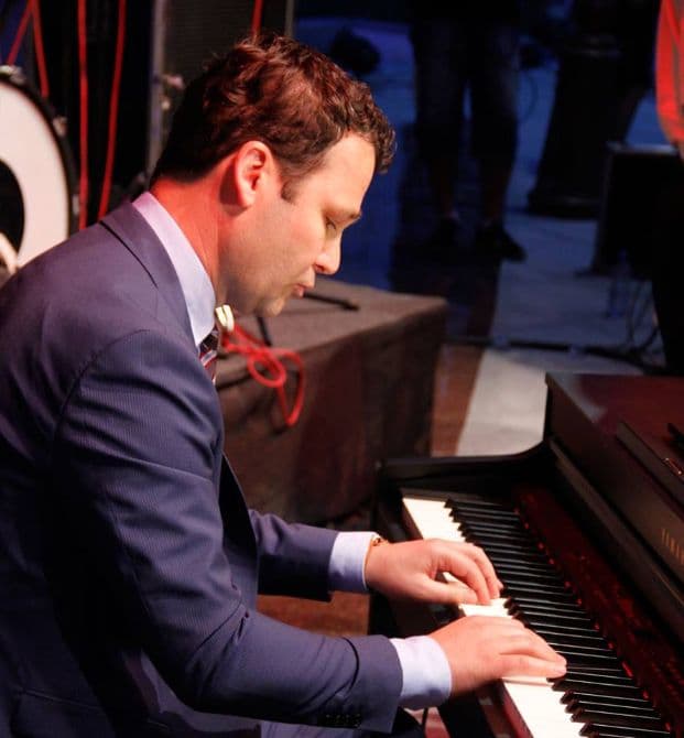 Bucharest district mayor plays the piano during public event