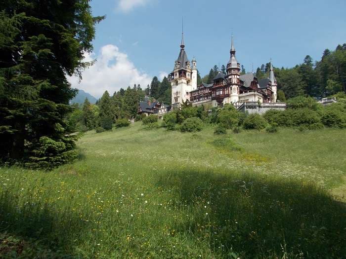 Le Figaro describes Romania's Peles Castle as "très spectaculaire"