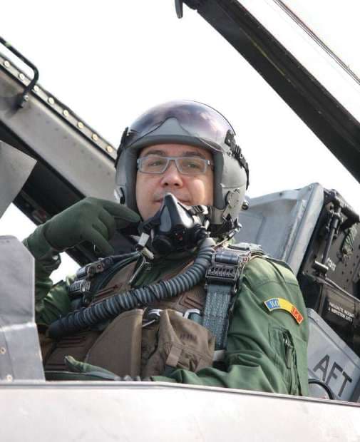 Romanian PM becomes co-pilot on F16 jet during Dacian Viper demonstration flights