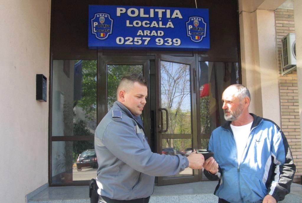 Roma man finds wallet with money on a street in Arad, gives it to the police