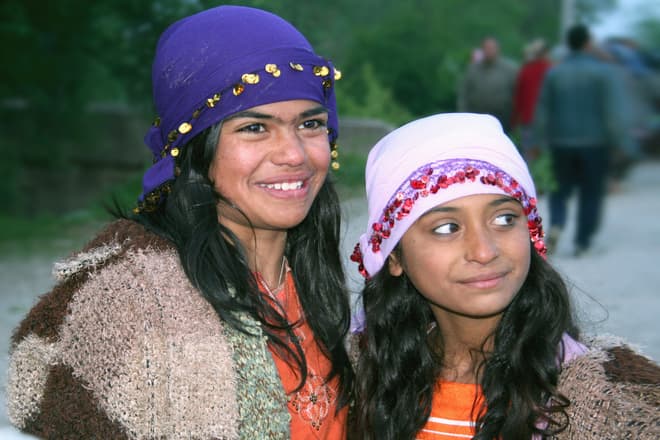 How many Roma people live in Romania?