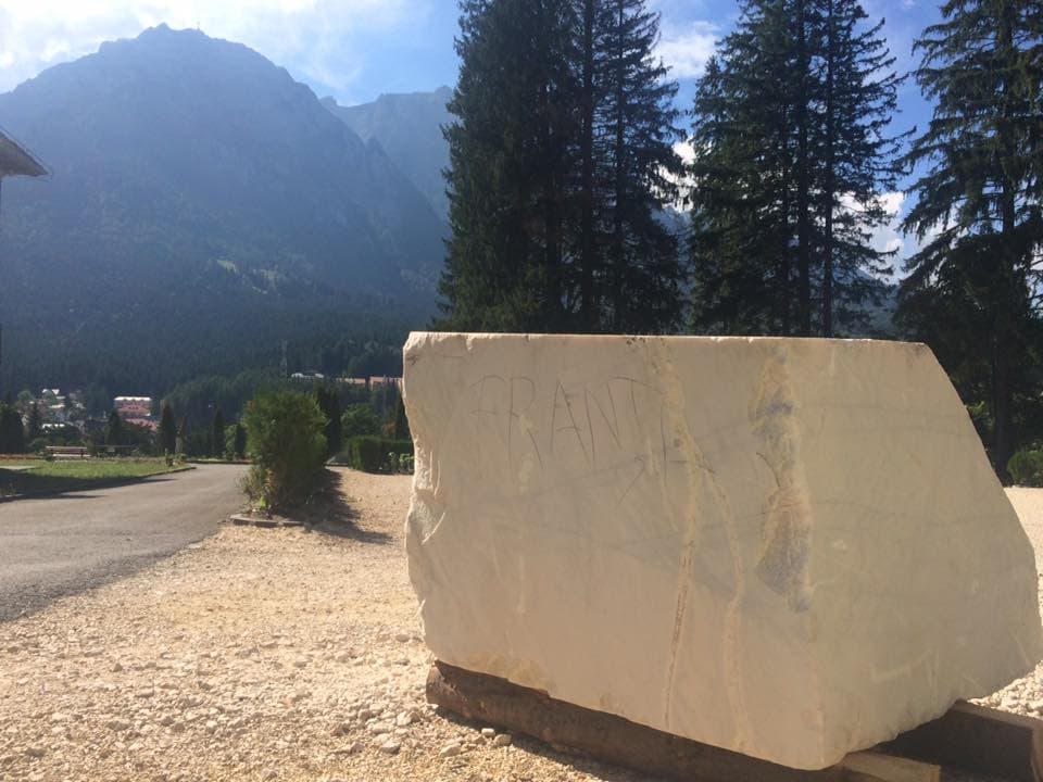 International sculpture artists join special event in Romanian mountain resort