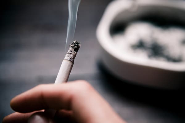 Senate's health committee rejects changes to the smoking ban in Romania