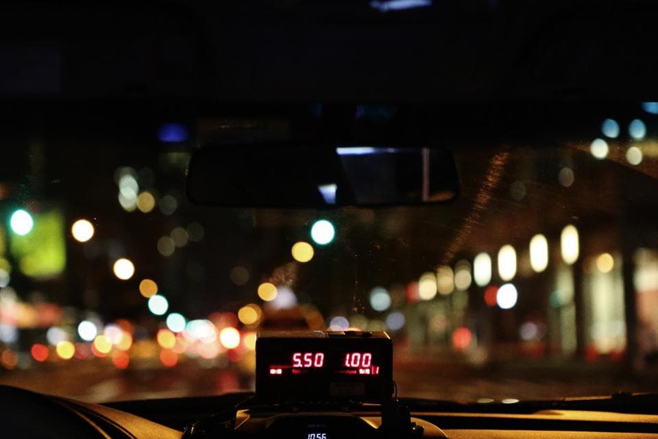 Bucharest taxi driver detained for robbing foreign citizens