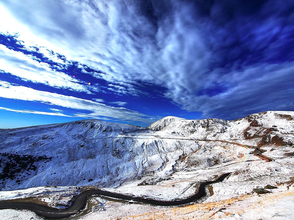 Snow and blizzard cause traffic restrictions on Romania’s mountain road Transalpina