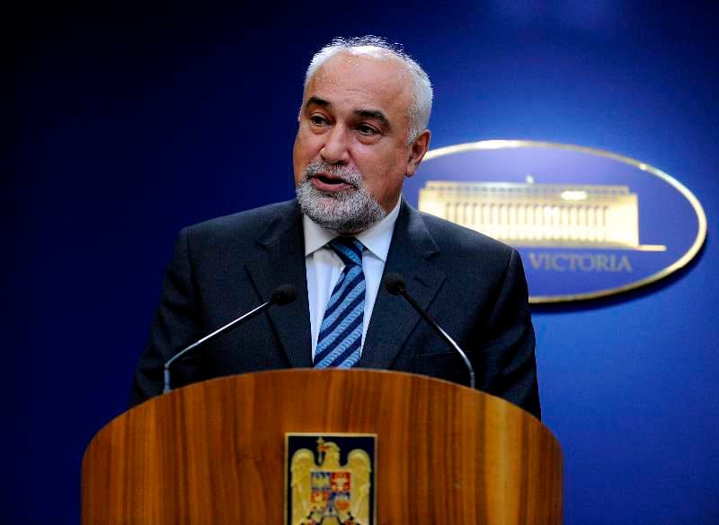 Former finance minister blames courtyard hens for Romania’s low budget revenues