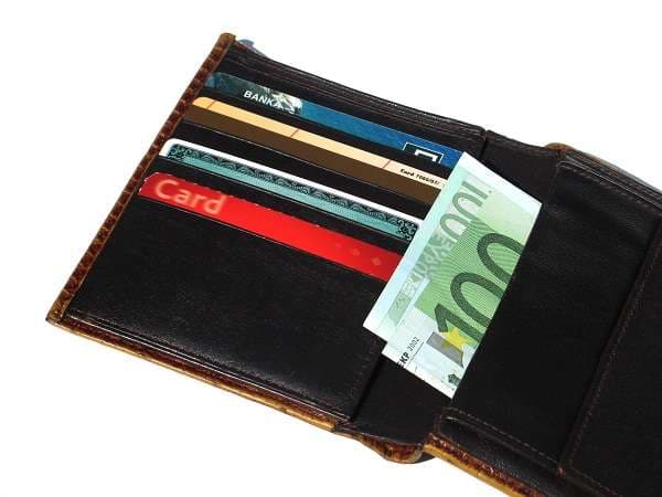 Romanian finds wallet with EUR 2,200 in the parking, gives it to the police