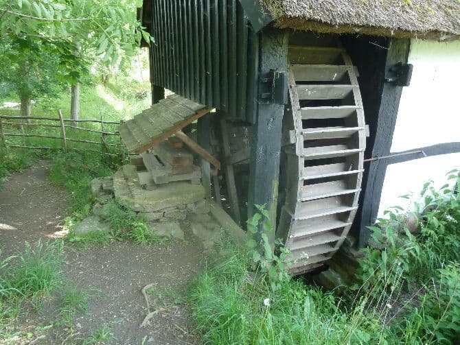 Romanian rebuilds century old watermill for tourism