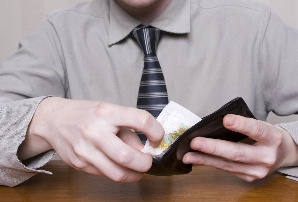 EU figures: wages low in Romania and a large proportion earn less than average